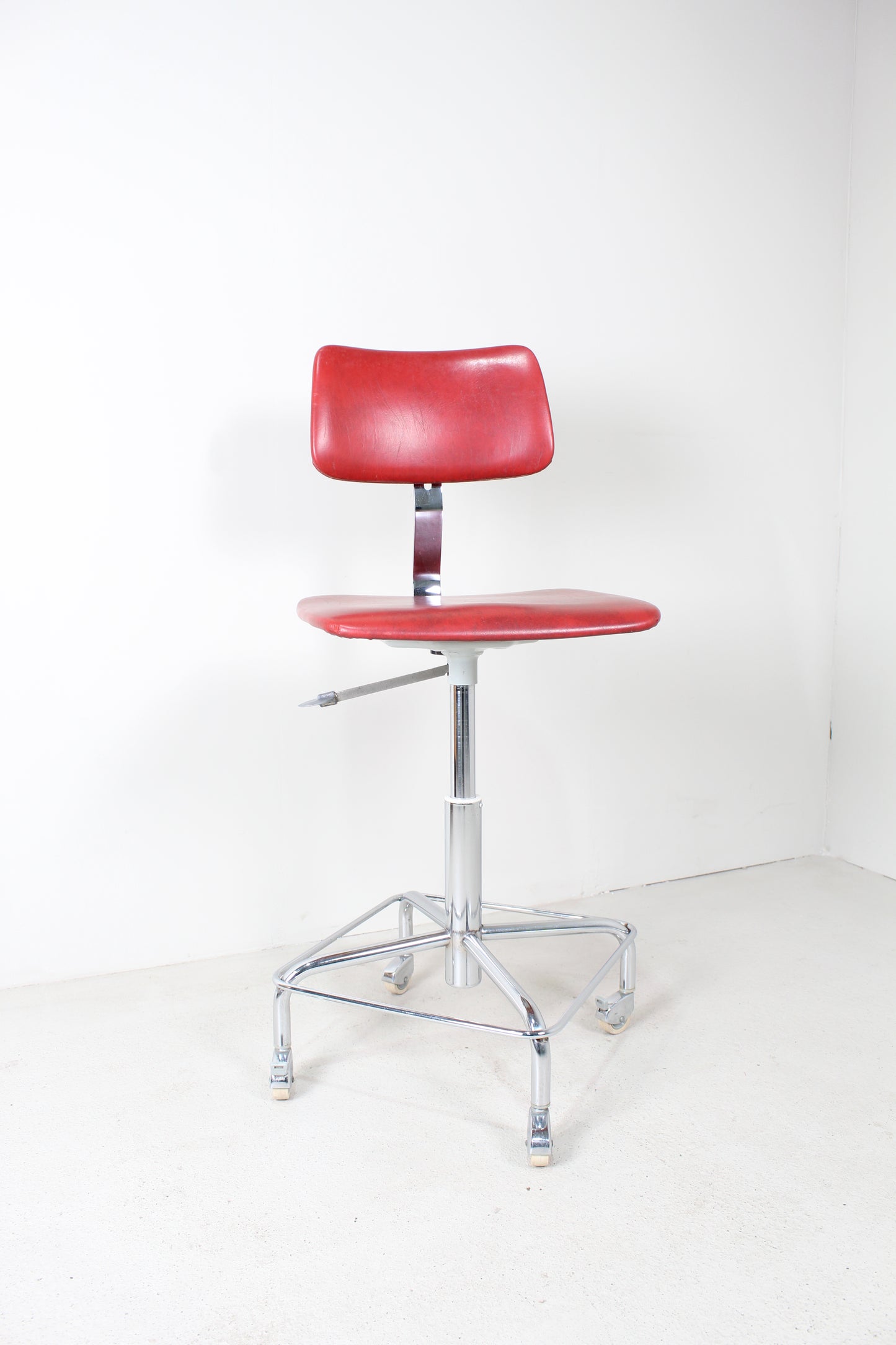 Rode industriële bureaustoel