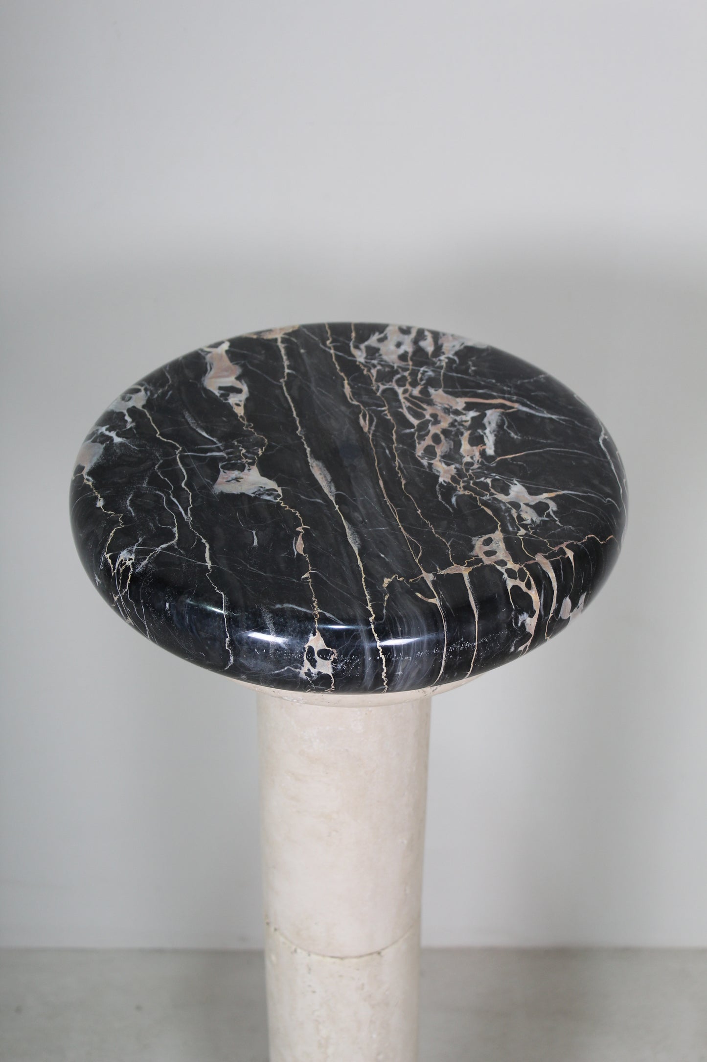 Vintage travertin, marmer plantenzuil