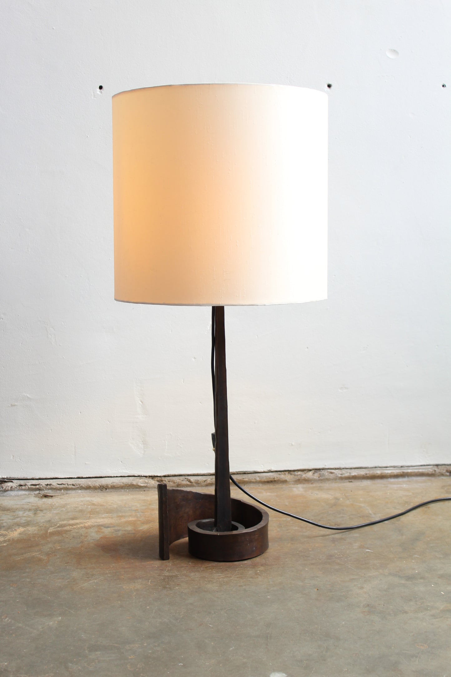 Vintage brutalistische tafellamp brons