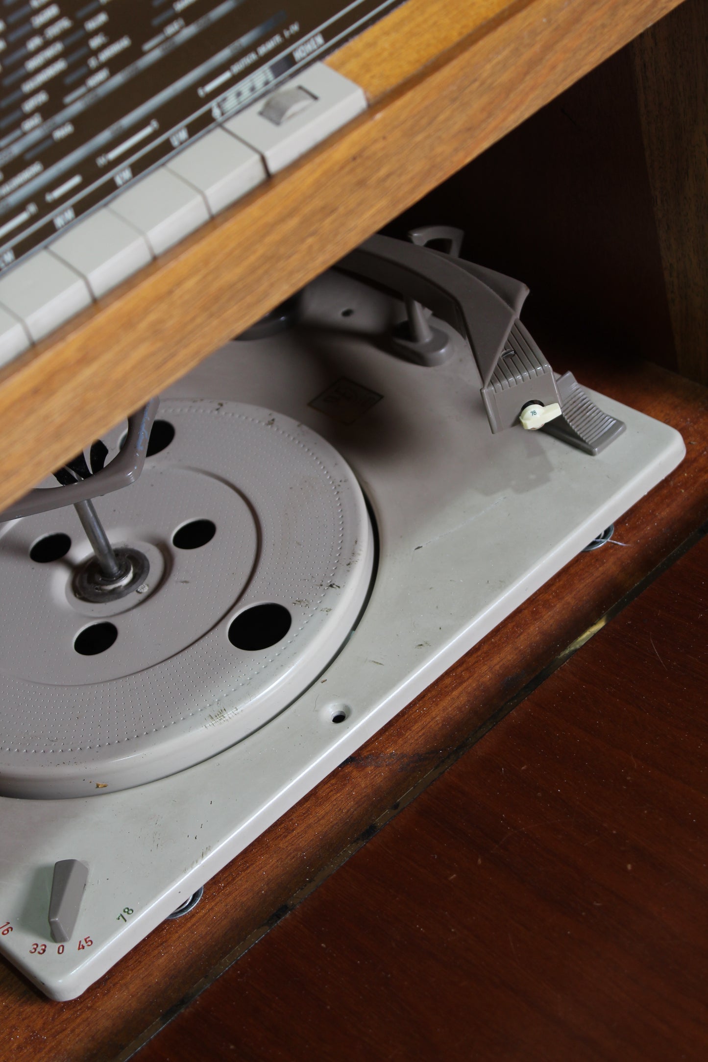 Vintage radiomeubel, muziekkast Loewe