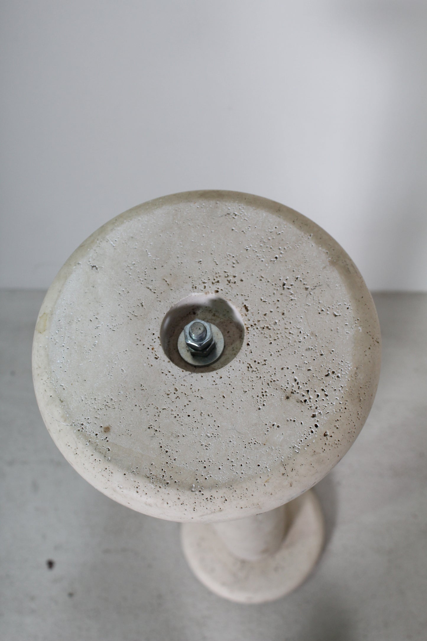 Vintage travertin, marmer plantenzuil