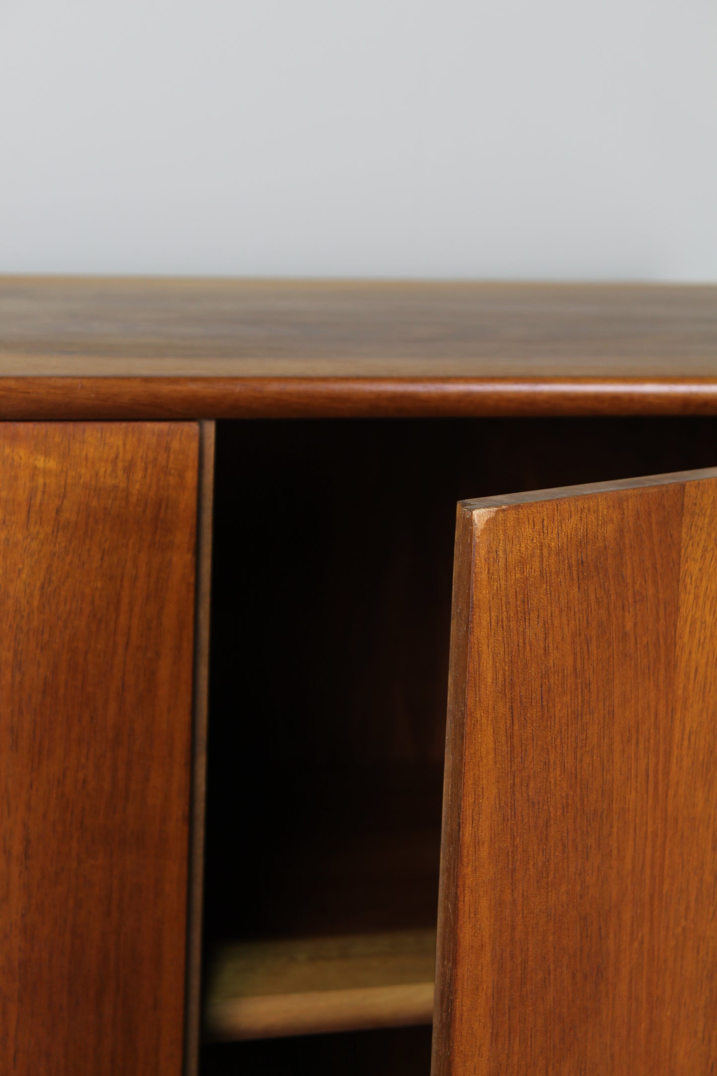 Mid century kledingkast, linnenkast, hoge kast