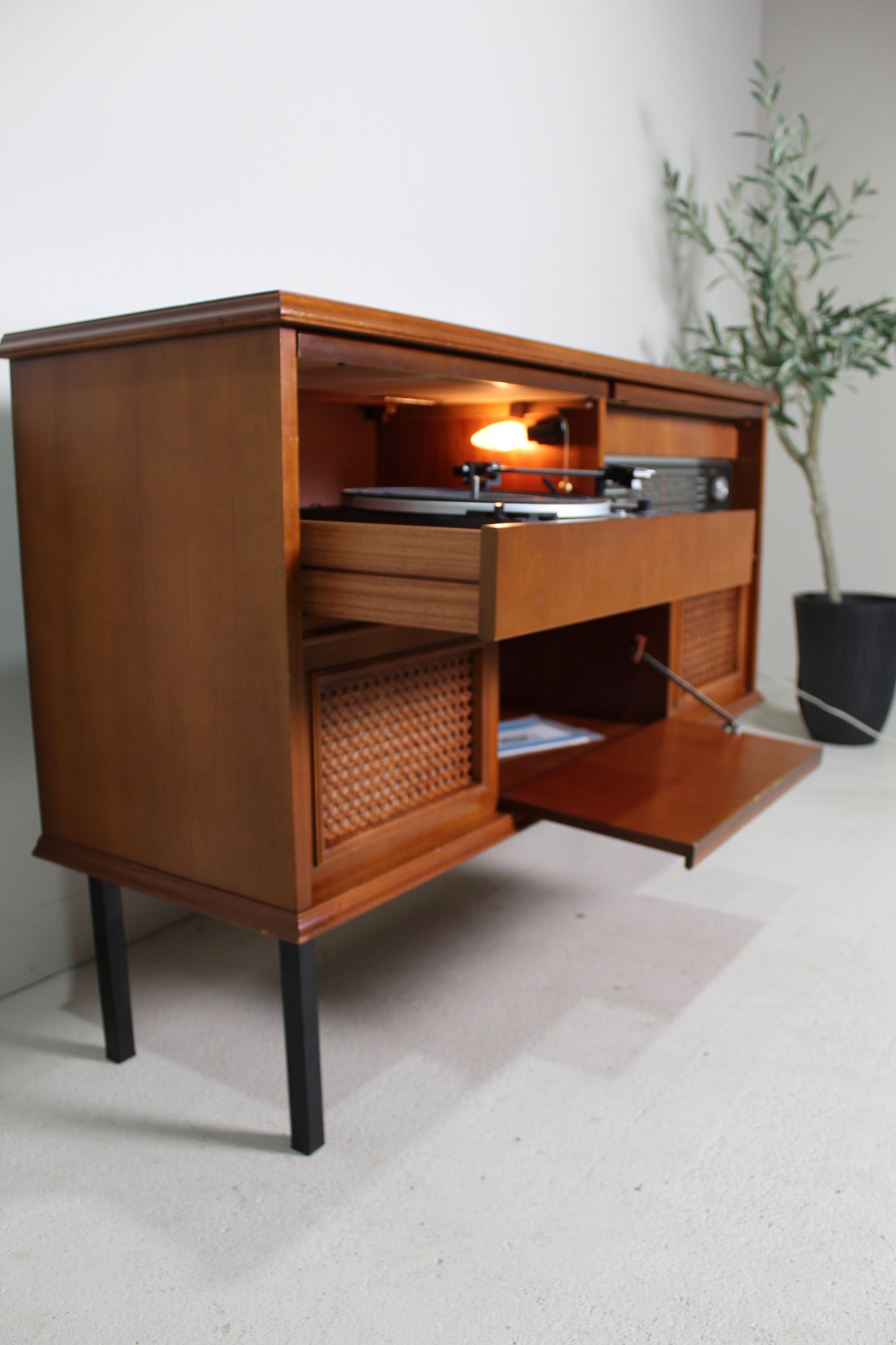 Vintage audiomeubel, radiokast Gründig
