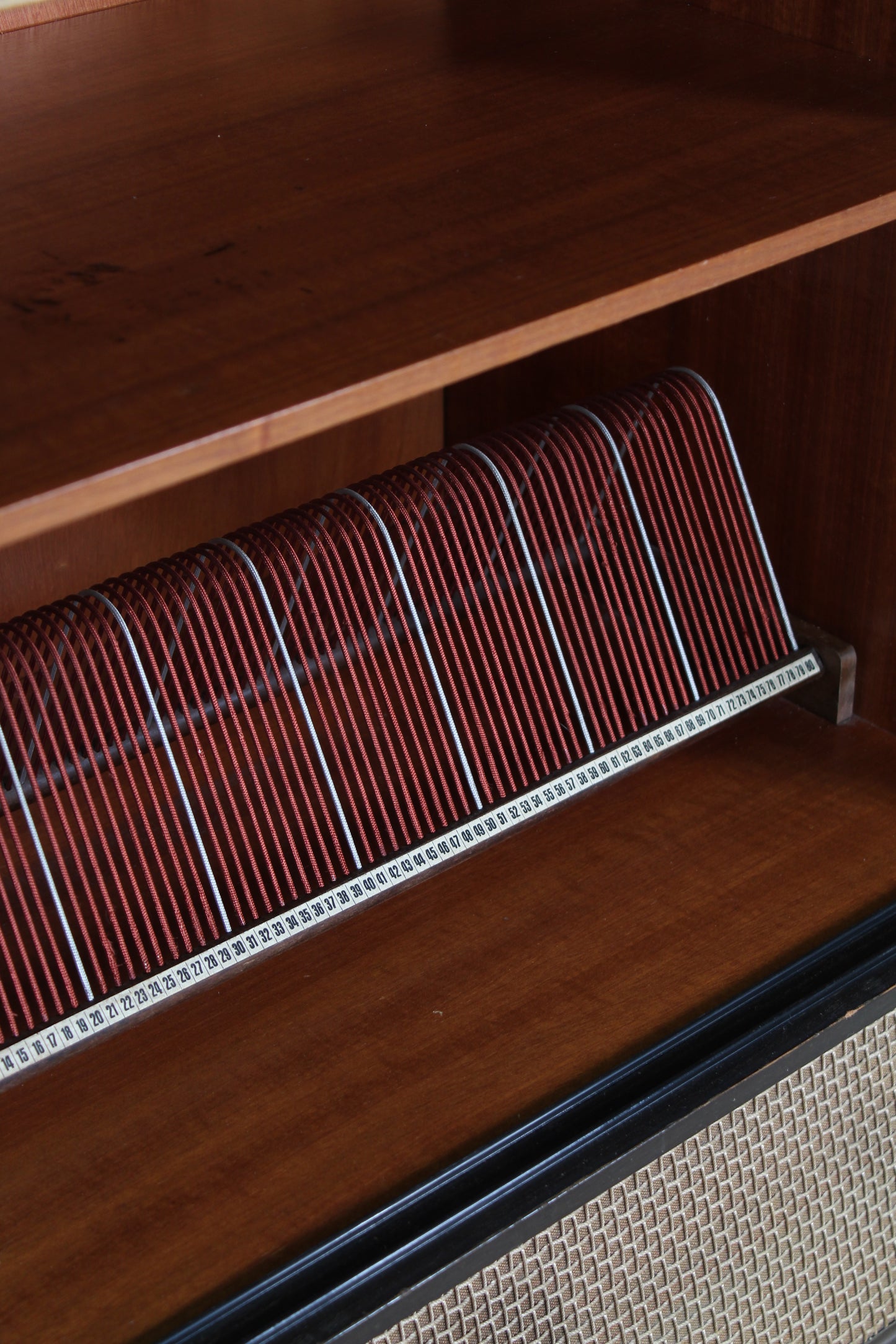 Vintage radiokast, audiomeubel muziekkast