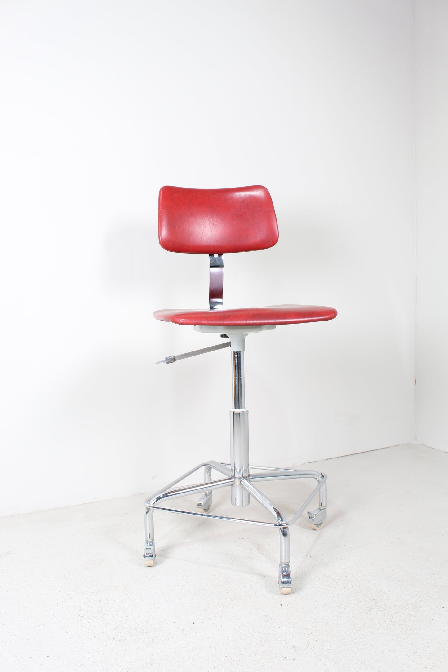 Rode industriële bureaustoel