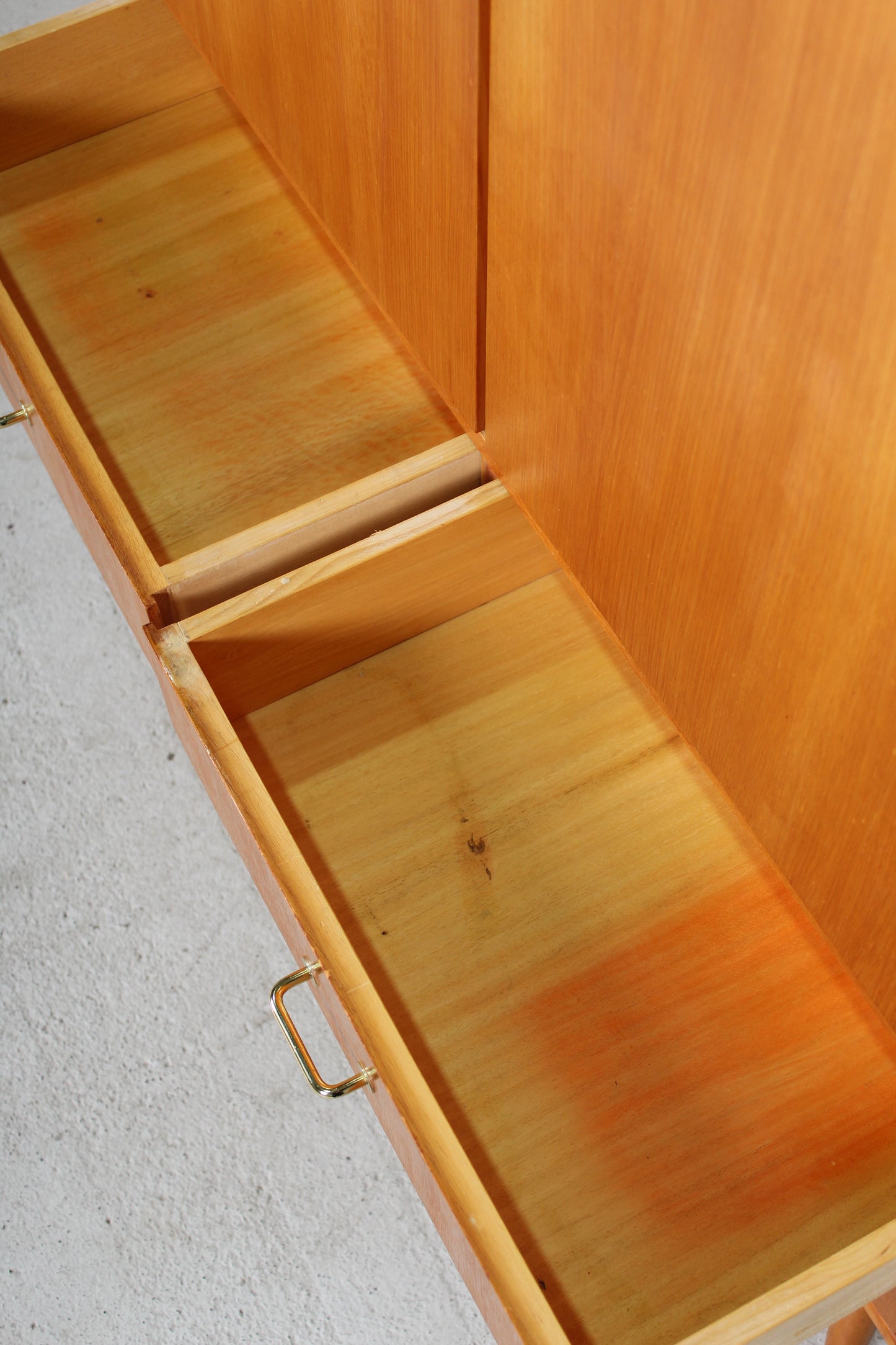 Vintage kledingkast, hoge kast