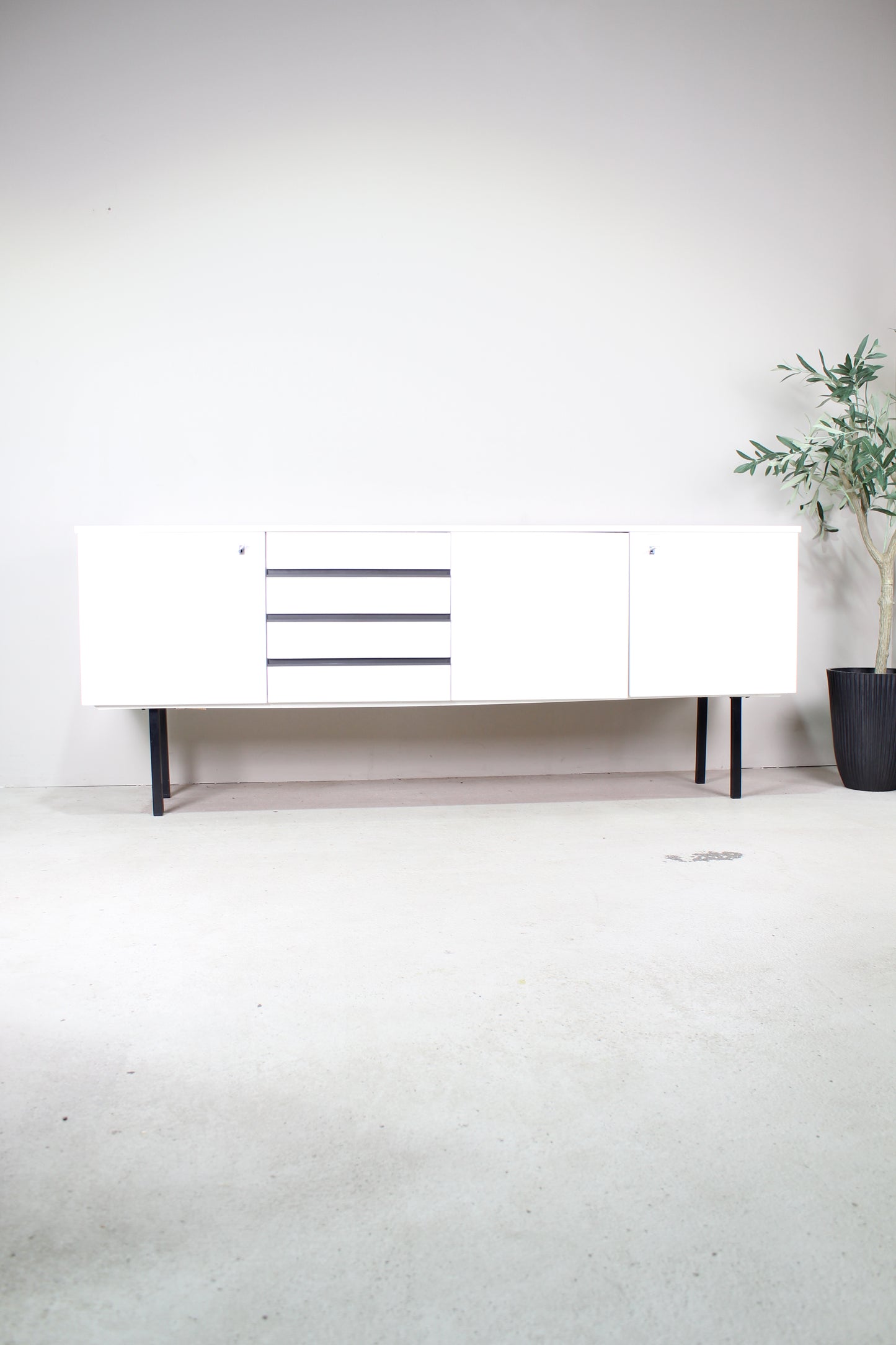 Vintage sideboard wit jaren '70