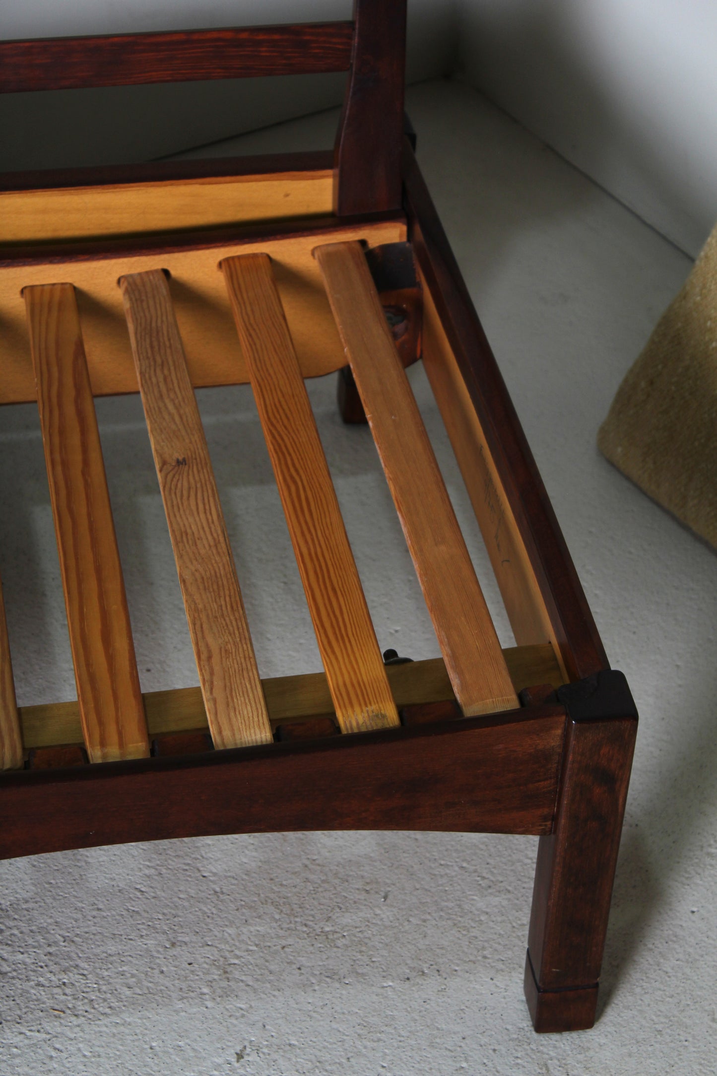 Vintage set fauteuil + bijzettafel uit 1975