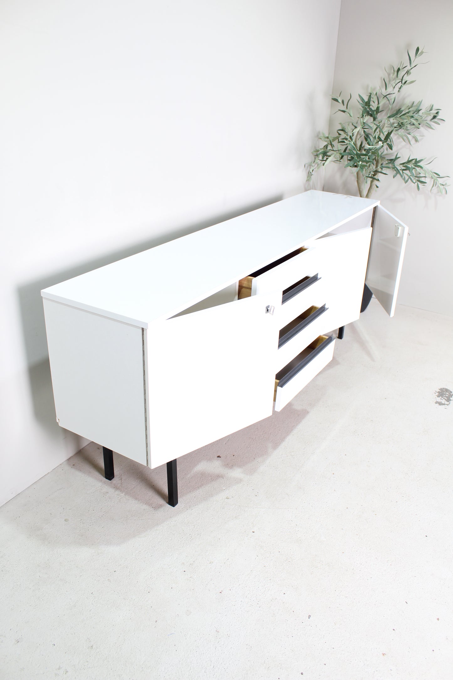 Vintage sideboard wit jaren '70