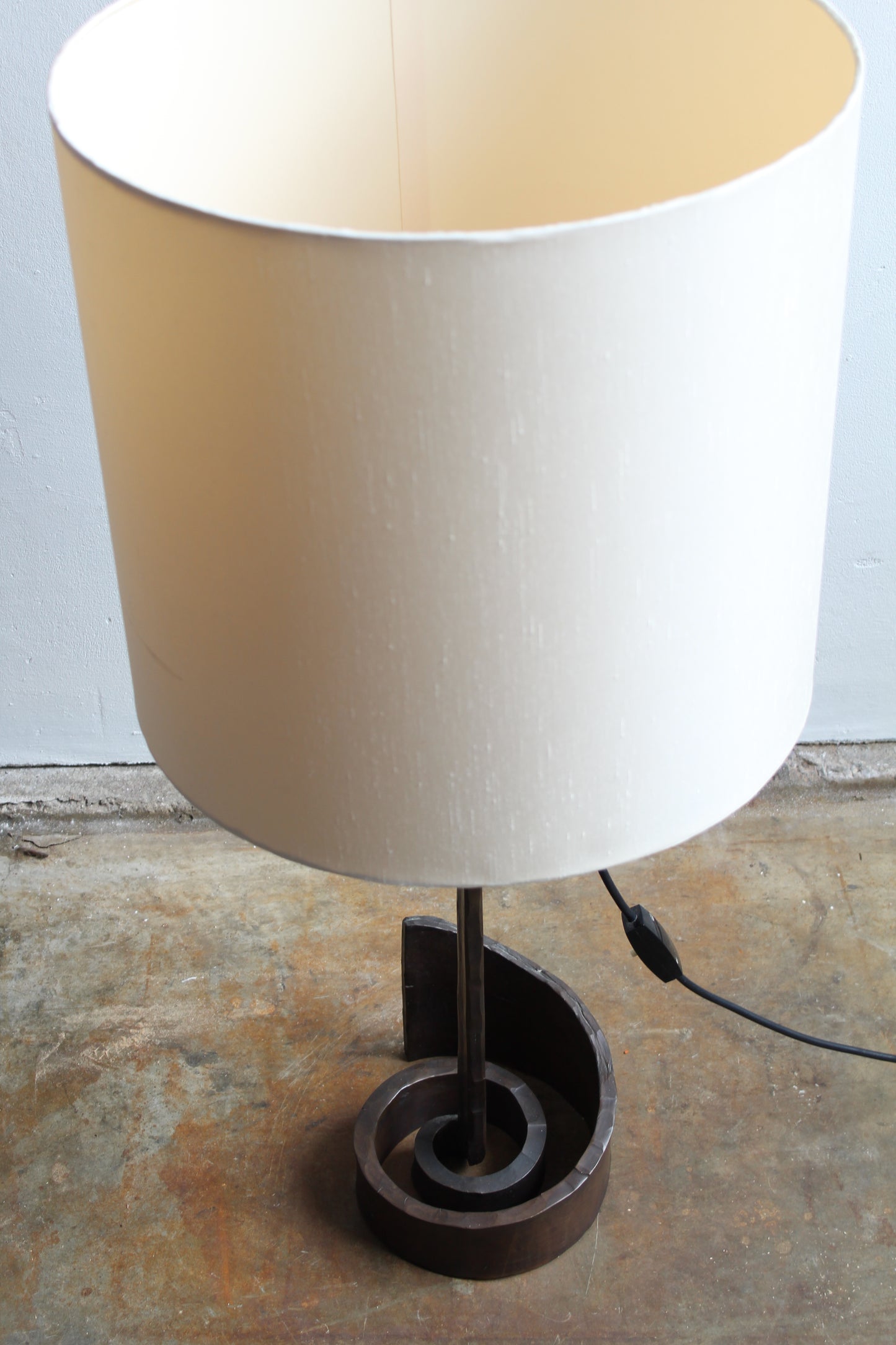 Vintage brutalistische tafellamp brons