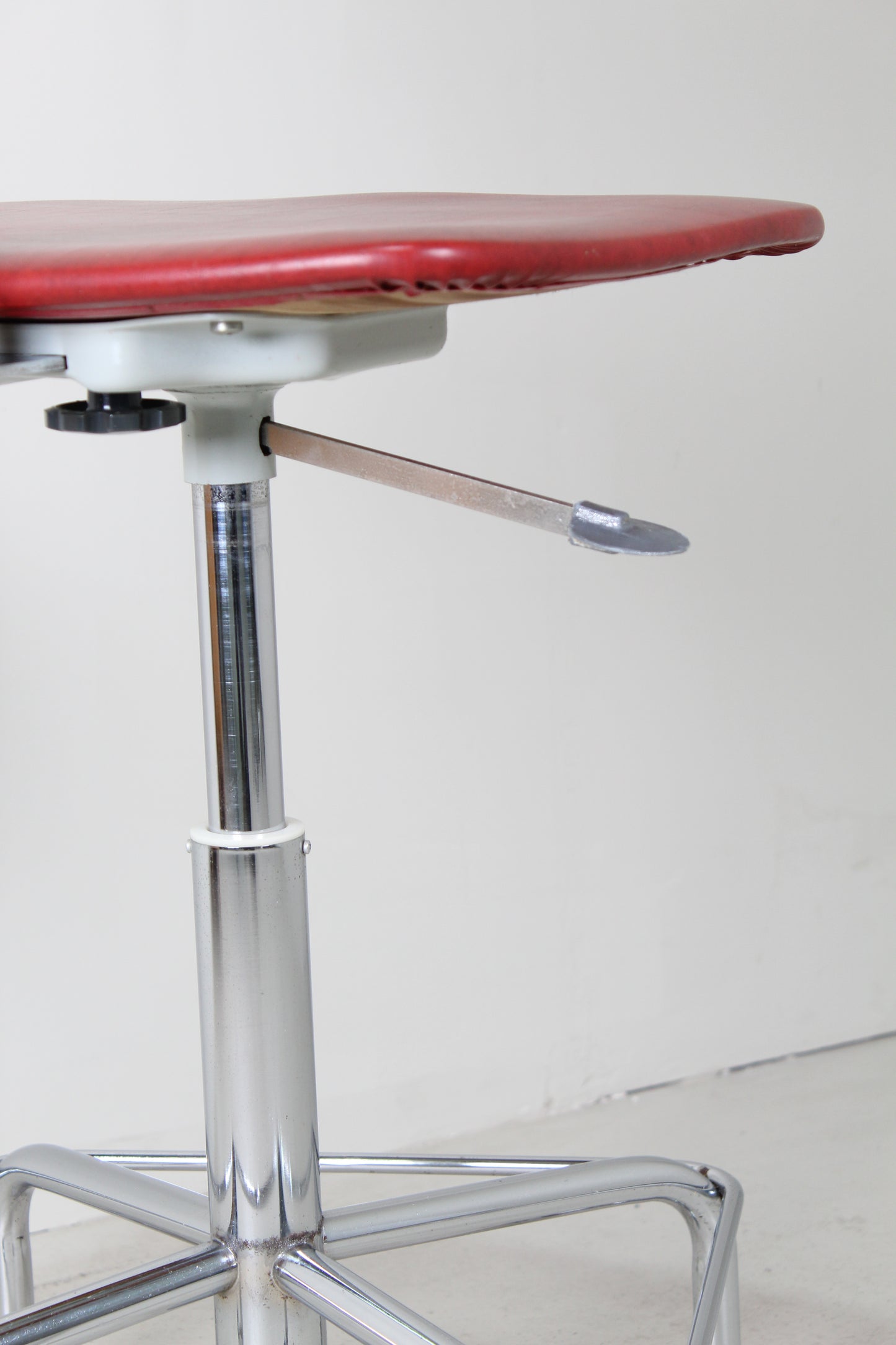 Rode industriële bureaustoel