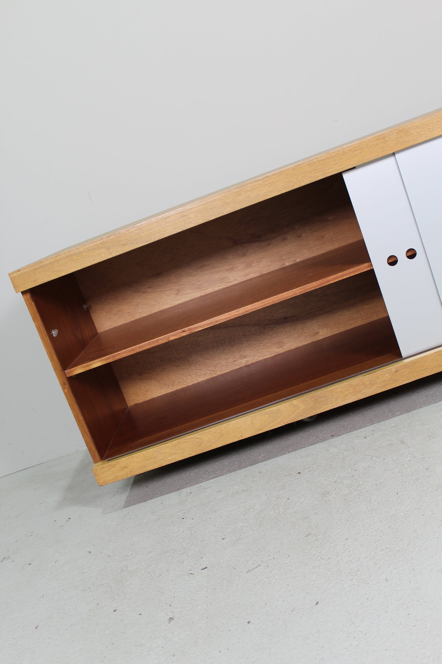 Vintage grijze zwevende kast