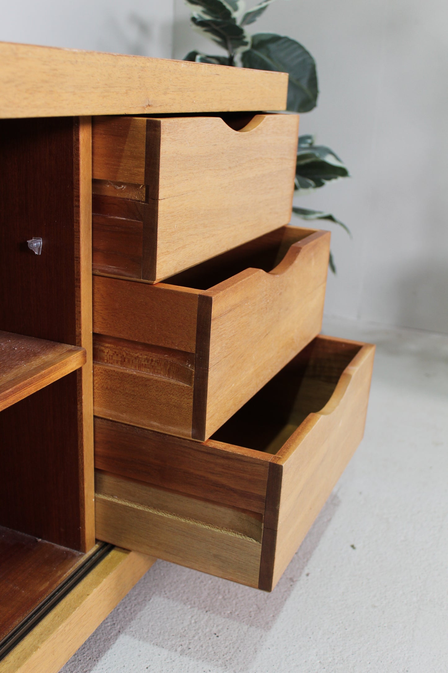 Vintage grijze zwevende kast