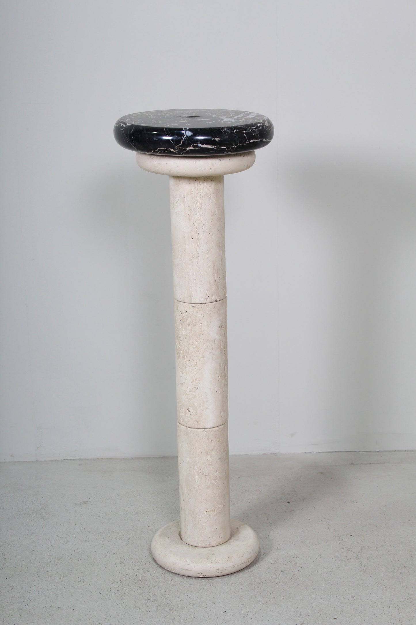 Vintage travertin, marmer plantenzuil