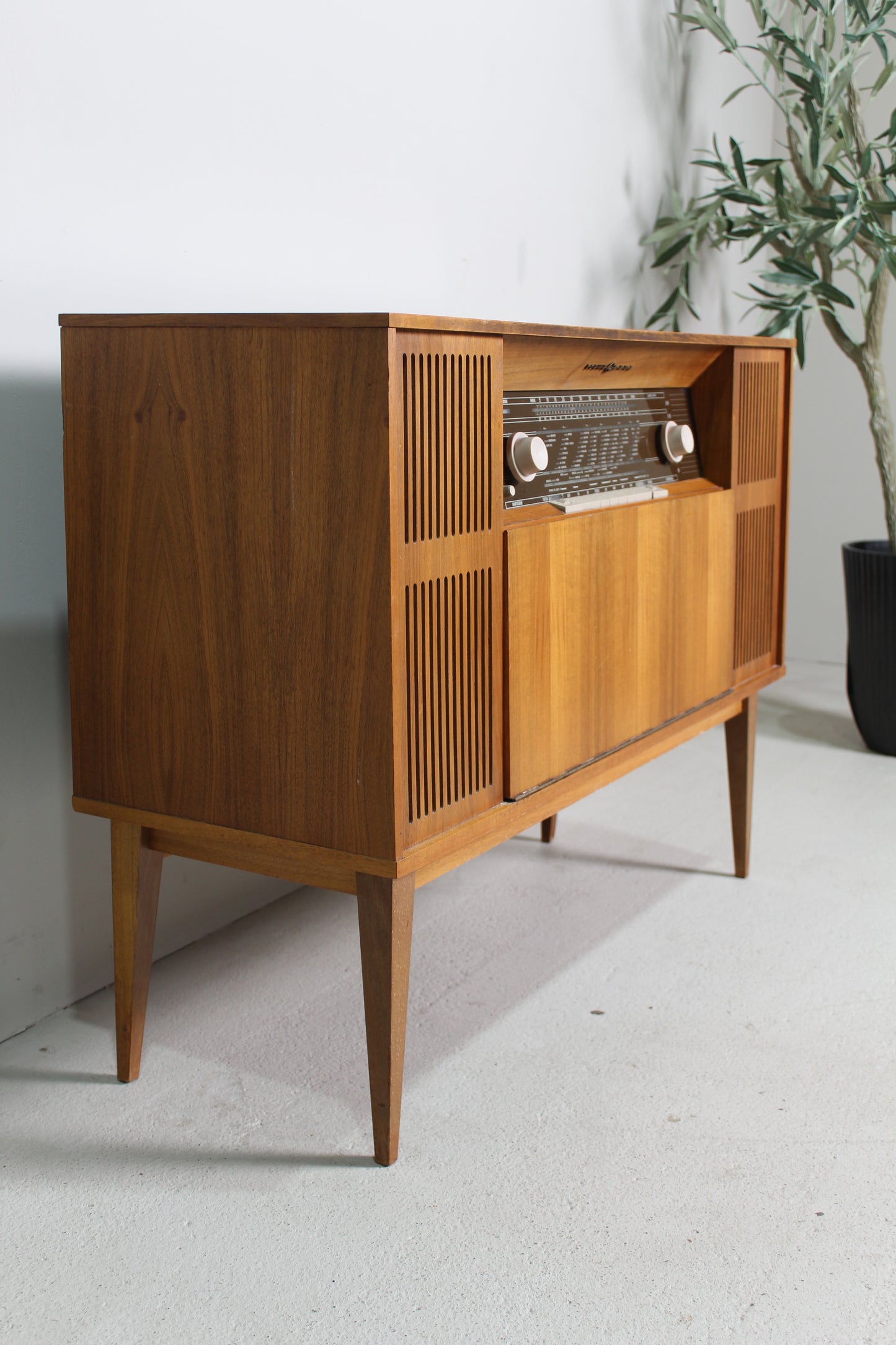 Vintage radiomeubel, muziekkast Loewe