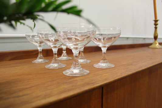 Champagnergläser im Vintage-Schliff