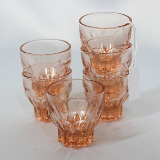 Rosa Schnapsgläser im Vintage-Stil
