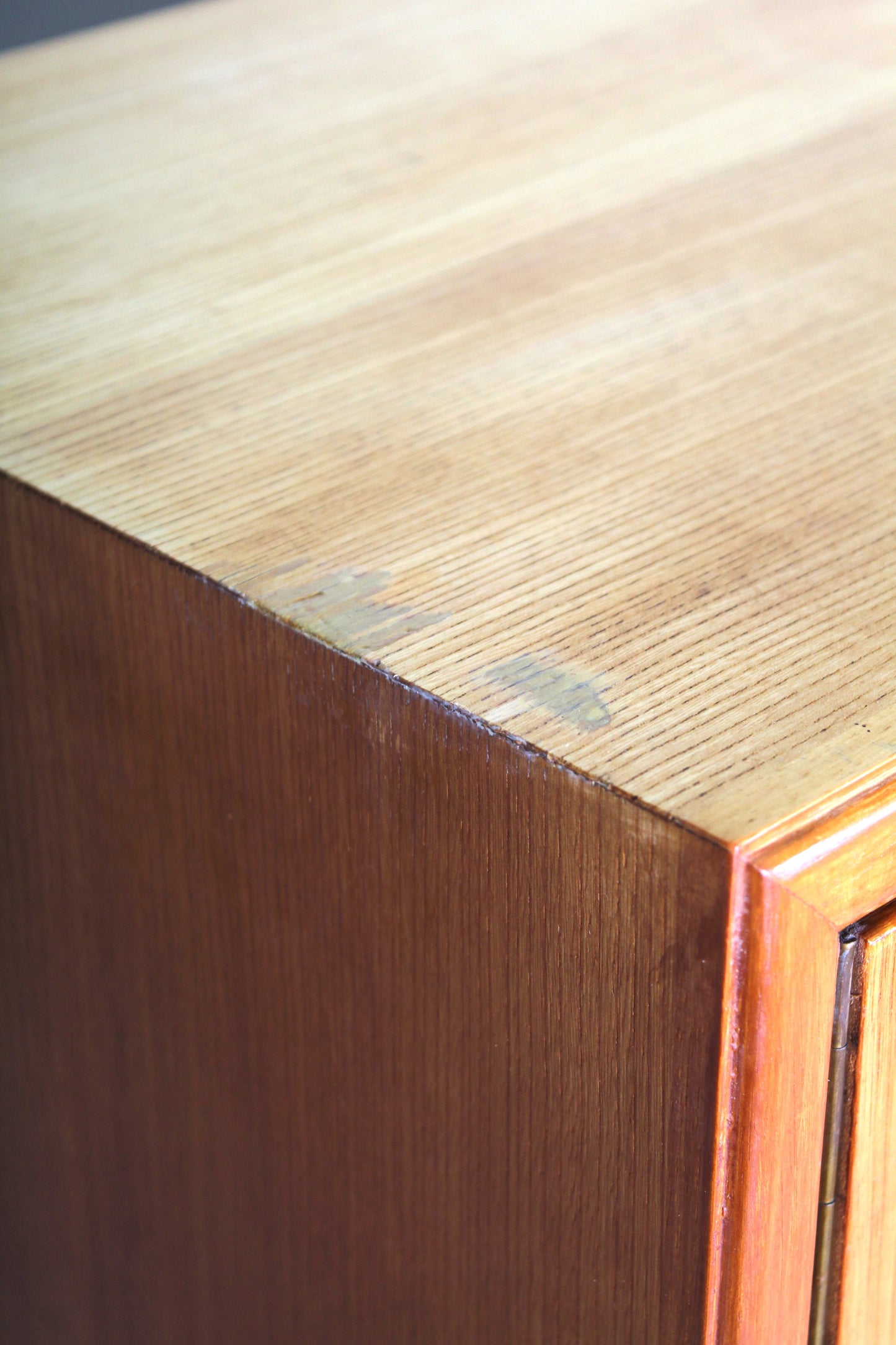 Vintage kledingkast, hoge kast