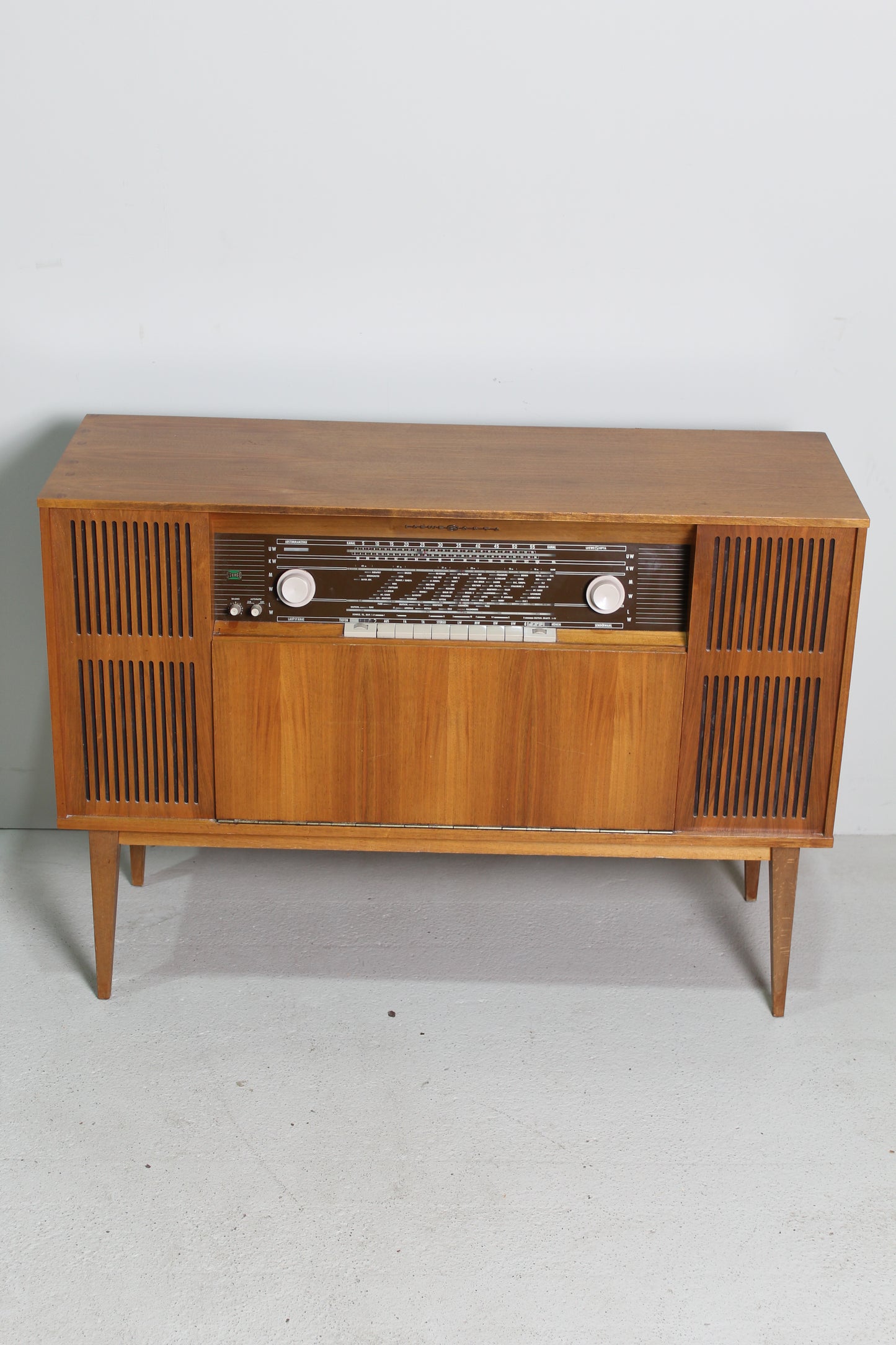 Vintage radiomeubel, muziekkast Loewe