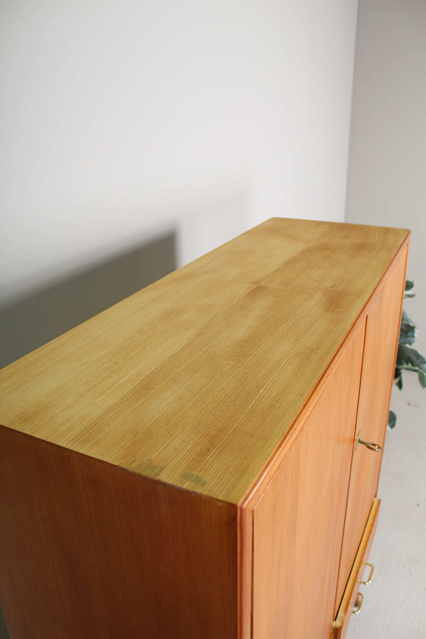 Vintage kledingkast, hoge kast